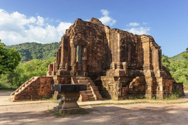 Oğlum, Vietnam 'ın orta kesiminde, Champa Kralları tarafından inşa edilmiş terk edilmiş ve kısmen harap edilmiş bir Şaiva Hindu tapınağı kümesi..