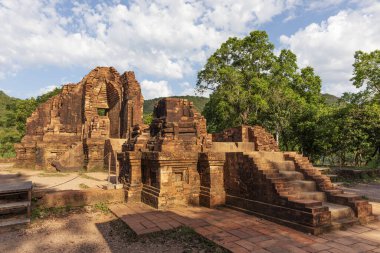Oğlum, Vietnam 'ın orta kesiminde, Champa Kralları tarafından inşa edilmiş terk edilmiş ve kısmen harap edilmiş bir Şaiva Hindu tapınağı kümesi..