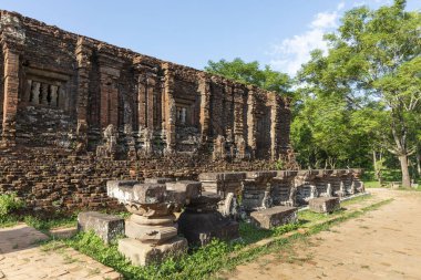 Oğlum, Vietnam 'ın orta kesiminde, Champa Kralları tarafından inşa edilmiş terk edilmiş ve kısmen harap edilmiş bir Şaiva Hindu tapınağı kümesi..