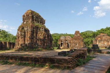 Oğlum, Vietnam 'ın orta kesiminde, Champa Kralları tarafından inşa edilmiş terk edilmiş ve kısmen harap edilmiş bir Şaiva Hindu tapınağı kümesi..