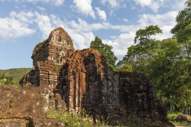 Oğlum, Vietnam 'ın orta kesiminde, Champa Kralları tarafından inşa edilmiş terk edilmiş ve kısmen harap edilmiş bir Şaiva Hindu tapınağı kümesi..