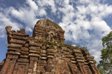 Oğlum, Vietnam 'ın orta kesiminde, Champa Kralları tarafından inşa edilmiş terk edilmiş ve kısmen harap edilmiş bir Şaiva Hindu tapınağı kümesi..