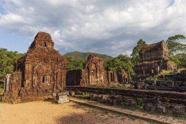 Oğlum, Vietnam 'ın orta kesiminde, Champa Kralları tarafından inşa edilmiş terk edilmiş ve kısmen harap edilmiş bir Şaiva Hindu tapınağı kümesi..