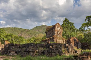 Oğlum, Vietnam 'ın orta kesiminde, Champa Kralları tarafından inşa edilmiş terk edilmiş ve kısmen harap edilmiş bir Şaiva Hindu tapınağı kümesi..