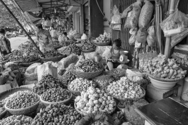 Hanoi 'de yiyecek, meyve ve sebze satan bir sokak marketi.