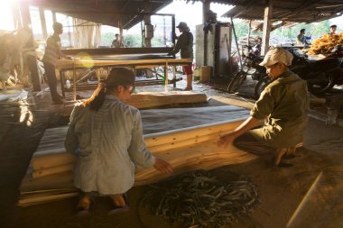 Kırsal kesimde yerel işçilerin ürettiği kaplama