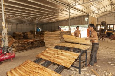 Kırsal kesimde yerel işçilerin ürettiği kaplama