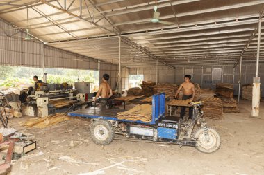 Kırsal kesimde yerel işçilerin ürettiği kaplama