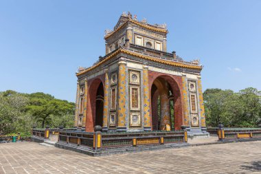 Kral Tu Ducs 'un mezarı, aynı zamanda Khiem Lang olarak da bilinir, Hue anıtlarının kompleksinin tarihi bir kalıntısıdır..