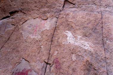 Çölde kaya resmi, Tadrart Rouge 'da Bouhadian kayaları, Tassili N' Ajjer Ulusal Parkı. Sahara