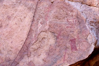 Çölde kaya resmi, Tadrart Rouge 'da Bouhadian kayaları, Tassili N' Ajjer Ulusal Parkı. Sahara