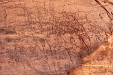 Çölde kaya resmi, Tadrart Rouge 'da Bouhadian kayaları, Tassili N' Ajjer Ulusal Parkı. Sahara