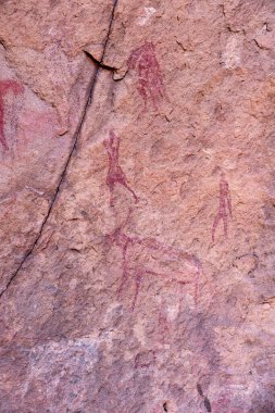 Çölde kaya resmi, Tadrart Rouge 'da Bouhadian kayaları, Tassili N' Ajjer Ulusal Parkı. Sahara
