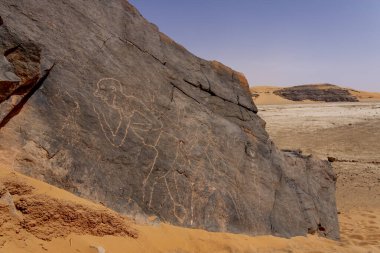 Çölde kaya resmi, Tadrart Rouge 'da Bouhadian kayaları, Tassili N' Ajjer Ulusal Parkı. Sahara