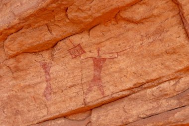 Çölde kaya resmi, Tadrart Rouge 'da Bouhadian kayaları, Tassili N' Ajjer Ulusal Parkı. Sahara