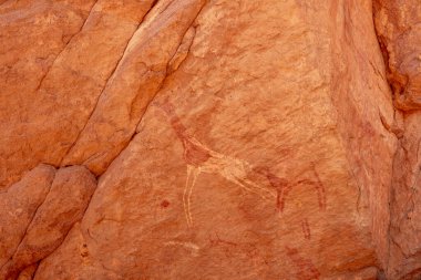 Çölde kaya resmi, Tadrart Rouge 'da Bouhadian kayaları, Tassili N' Ajjer Ulusal Parkı. Sahara