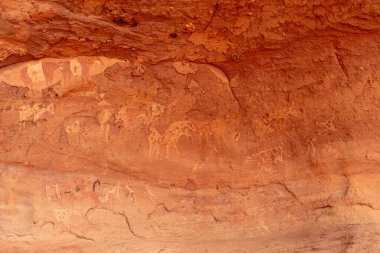 Çölde kaya resmi, Tadrart Rouge 'da Bouhadian kayaları, Tassili N' Ajjer Ulusal Parkı. Sahara