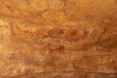 Çölde kaya resmi, Tadrart Rouge 'da Bouhadian kayaları, Tassili N' Ajjer Ulusal Parkı. Sahara