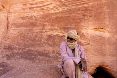 Berber adam ve çölde kaya resmi, Tadrart Rouge 'da Bouhadian kayaları, Tassili N' Ajjer Ulusal Parkı. Sahara