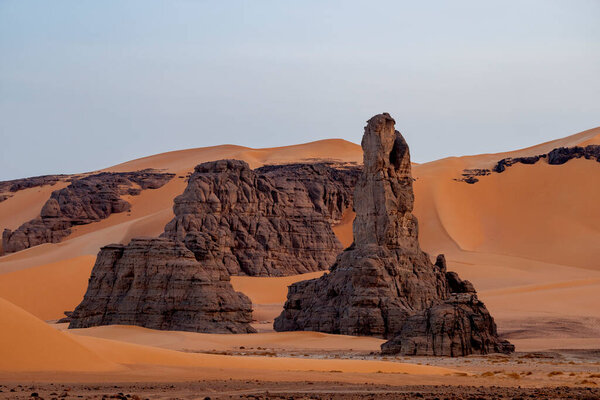 Пустыня Сахара, песок, дюны и камни в Алжире. Окружение Джанет. Место Сахары по имени Моул Эннага