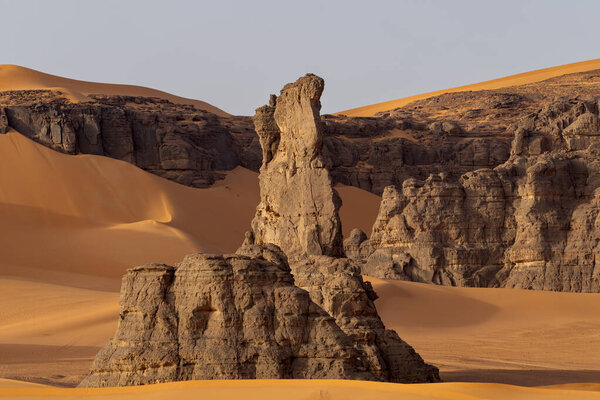 Пустыня Сахара, песок, дюны и камни в Алжире. Окружение Джанет. Место Сахары по имени Моул Эннага
