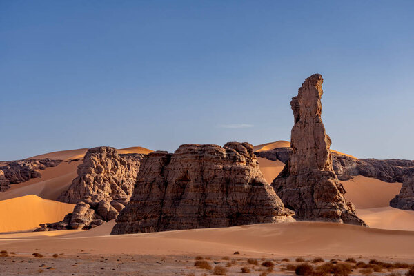 Пустыня Сахара, песок, дюны и камни в Алжире. Окружение Джанет. Место Сахары по имени Моул Эннага