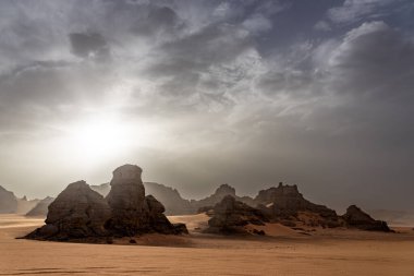 Tadrart Rouge, Kızıl Dağ demek. Cezayir 'in güneydoğusunda bir sıradağdır. Bölgede zengin bir kaya serisi var..