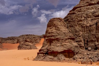 Tadrart Rouge, Kızıl Dağ demek. Cezayir 'in güneydoğusunda bir sıradağdır. Bölgede zengin bir kaya serisi var..