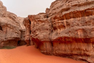Tadrart Rouge, Kızıl Dağ demek. Cezayir 'in güneydoğusunda bir sıradağdır. Bölgede zengin bir kaya serisi var..