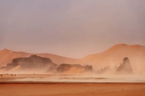 stock image The Tadrart Rouge means Red Mountain. It is a mountain range in southeastern Algeria. The area has a rich array of rock art.