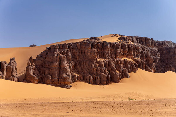 Пейзаж пустыни Сахара в знаменитом районе Джанет.