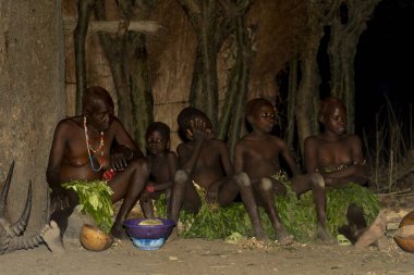 Bir Dupa kadını ve çocukları birlikte sessizce otururlar. Kamerun 'daki kabile hayatına, geleneklerine ve nesilsel bağlantılarına bir göz atarlar.