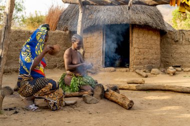Dupa kabilesindeki kadınlar Kamerun 'un kırsalında geleneksel yemek pişiriyorlar. Otantik günlük köy hayatı