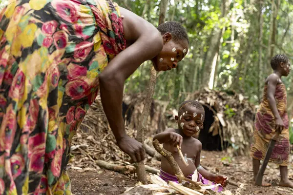 Baka denen kadın, çocuklara orman köyünde odunla çalışmayı öğretiyor. Nesiller boyunca geleneksel bilginin sessiz bir anı geçti..