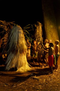 Gece ateşin yanında Baka pigmelerinin kutsal ruh dansı geleneği, gizemi ve derin orman maneviyatını yakalıyor..