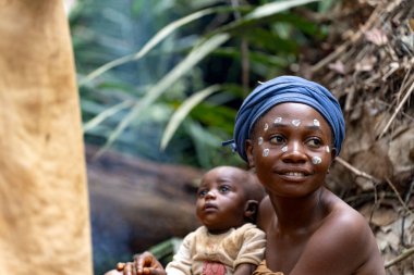 Baka Pigme annesi çocuğuyla birlikte yağmur ormanlarının kalbinde günlük orman yaşamının hassas bir portresi..