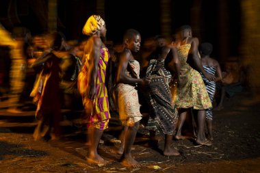 Gece ateşin yanında Baka pigmelerinin kutsal ruh dansı geleneği, gizemi ve derin orman maneviyatını yakalıyor..