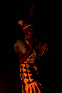 Guerewol Mbororo kabilesinin ritüel dansı gece ateşin etrafında, müzik, şarkı ve canlı kostümlerle Afrika geleneğini kutluyoruz..