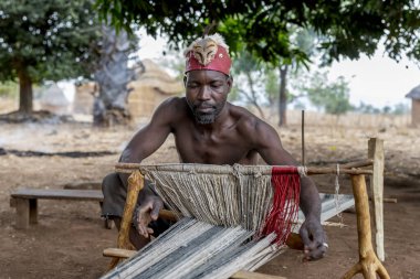 Dowayo şefi Kamerun 'da geleneksel bir dokuma tezgahında el sanatları, kültür ve mirası kabile hayatının canlı bir portresiyle harmanlıyor..