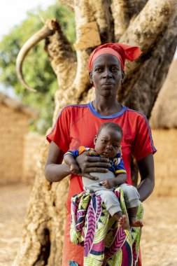 Çocuğuyla birlikte Dowayo kabilesinin baş karısı, anneliği ve köy hayatının önemini simgeliyor..