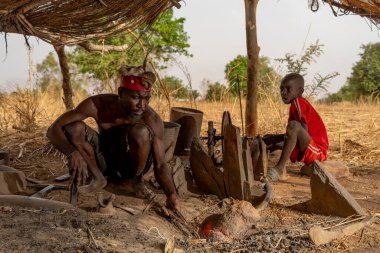 Dowayo şefi köyünün atölyesinde metal bir halka dövüyor. Kamerun kırsalında demircilik yeteneğini gösteriyor..