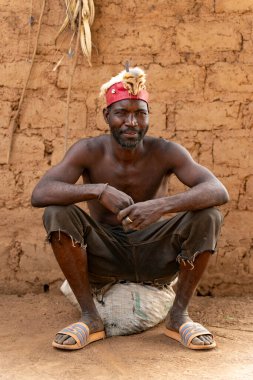Köyünde oturan Dowayo şefinin portresi, Kamerun 'un kırsal kesimindeki günlük yaşamın sakin gücünü ve doğal otoritesini yansıtıyor..