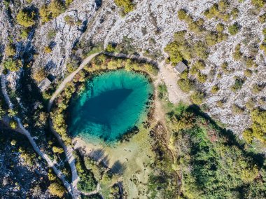Hırvatistan 'daki Cetina Nehri' nin kaynağı olan Dünya 'nın Gözü, eşsiz türkuaz derinliklere sahip Dinara dağları yakınlarında çarpıcı bir karst baharı..
