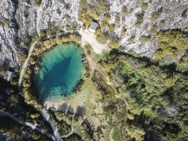 Hırvatistan 'daki Cetina Nehri' nin kaynağı olan Dünya 'nın Gözü, eşsiz türkuaz derinliklere sahip Dinara dağları yakınlarında çarpıcı bir karst baharı..