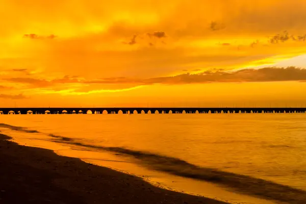 日没の海のビーチホリデースカイオレンジブルー — ストック写真