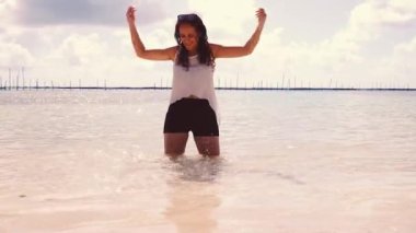 Sahilde kitap okuyan bir kadın.