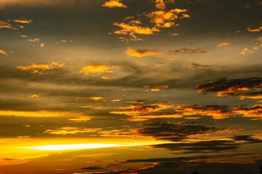 Manzara taze yeşil ağaçlarla doğal bir atmosfere sahiptir. Yağmurdan sonraki atmosferde yüzen beyaz bulutlar var. Güzel renkli bir gökyüzü var. Ziyaret etmek için çok hoş bir ortam.