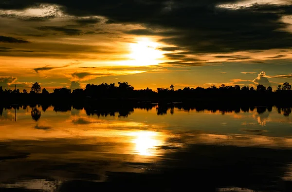 Akşamları su yüzeyine yansıyan günbatımı çok doğal ve güzeldir. Tayland 'da turistik bir yerdir. Yıl boyunca dinlenmeye uygundur.