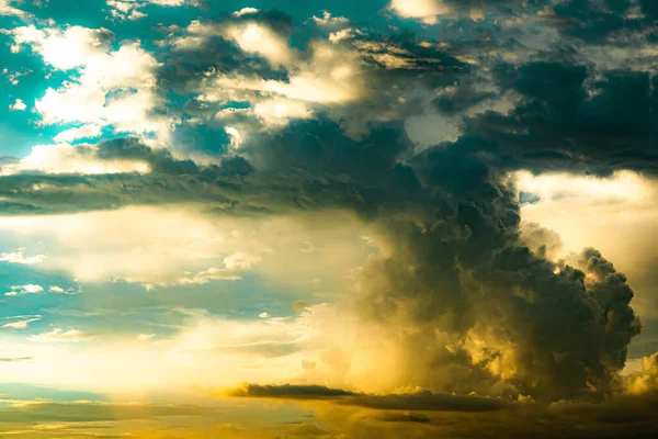 Bulutlar, mavi bulutlar, bulutlar, beyaz bulutlar, altın bulutlar doğal şekilleniyor. Akşamları çok güzel bir atmosfer var.