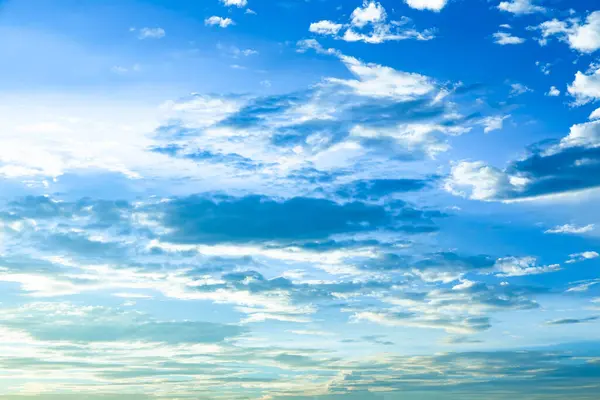 Manzara taze yeşil ağaçlarla doğal bir atmosfere sahiptir. Yağmurdan sonraki atmosferde yüzen beyaz bulutlar var. Güzel renkli bir gökyüzü var. Ziyaret etmek için çok hoş bir ortam.